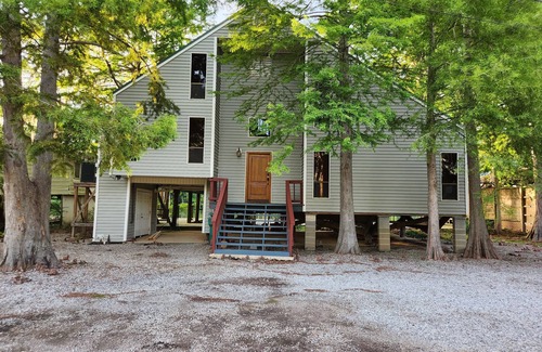 Springfield Haus | Tickfaw River House - sleeps 8- has 5 beds