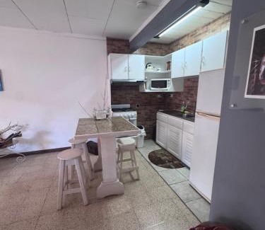 Mata Redonda Wohnung | Tico Experience in a Family-Friendly Neighborhood