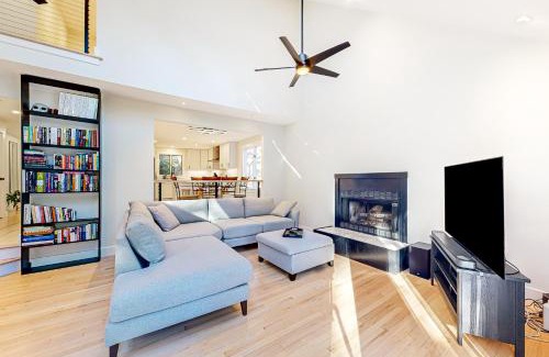 Lagoon Heights Haus | Tiffany's Treasure