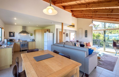 Blackpool Haus | Tikirau Bay Views - Tikirau Bay Views is a wonderfully appointed family holiday home right next to the beach in Oneroa. With three bedrooms (2 x singles and 2 x queens) and a good sized family bathroom, this is the perfect location for a family group