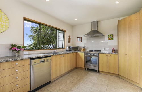 Blackpool Haus | Tikirau Bay Views - Tikirau Bay Views is a wonderfully appointed family holiday home right next to the beach in Oneroa. With three bedrooms (2 x singles and 2 x queens) and a good sized family bathroom, this is the perfect location for a family group