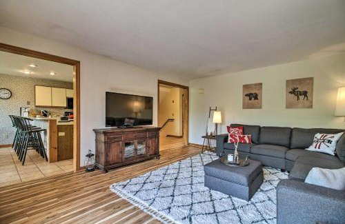 West Dover Haus | Timber Creek Townhome with 2 Decks and Mtn Views!