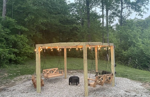 Union Skihütte | Timber Frame Country Retreat. Close to Ark Encounter, Creation Museum and Cincy