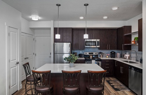 Sunset Heights Wohnung | Timp View Luxury Haven with year round hot tub, climbing wall, & bowling