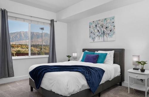 Sunset Heights Wohnung | Timp View Luxury Haven with year round hot tub, climbing wall, & bowling