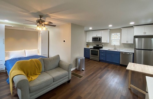 Morgantown Hütte | Tiny Blue House offers Simplicity in a great location