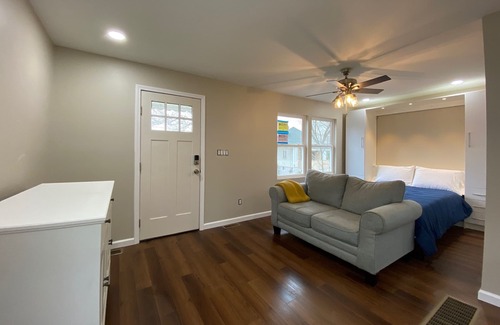 Morgantown Hütte | Tiny Blue House offers Simplicity in a great location