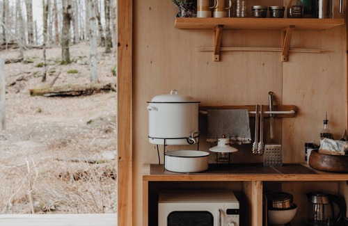 Liberty Kabine | Tiny cabin amongst trees on a farm with alpacas