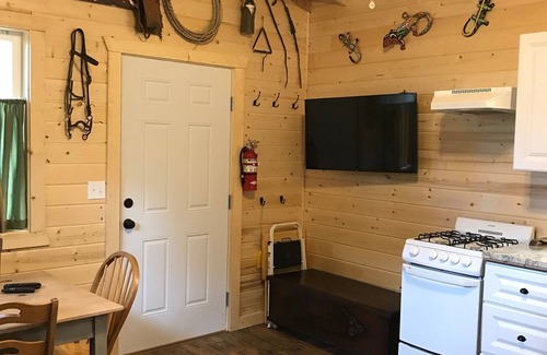 Essex Kabine | Nagelneue kleine Kabine. Eingebettet zwischen GlacierPark & Wilderness Area