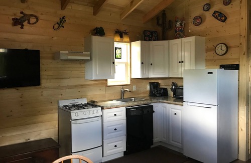 Essex Kabine | Nagelneue kleine Kabine. Eingebettet zwischen GlacierPark & Wilderness Area