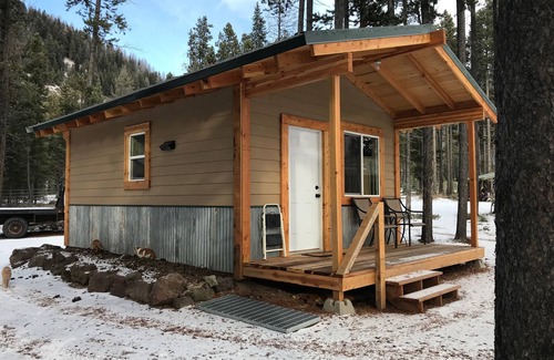 Essex Kabine | Nagelneue kleine Kabine. Eingebettet zwischen GlacierPark & Wilderness Area