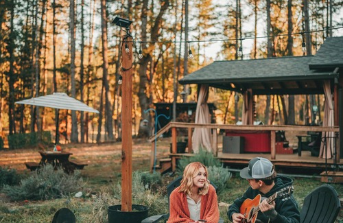 Grants Pass Kabine | Tiny Cabin in the Woods w/ Hot Tub and Firepit