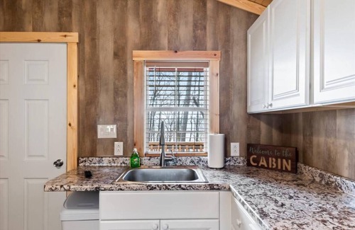 Albertville Wohnung | Tiny cabin on 10 acres with pond