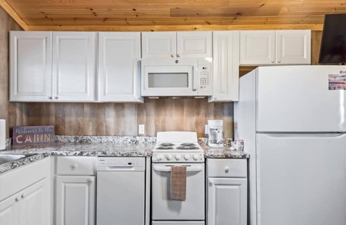 Albertville Wohnung | Tiny cabin on 10 acres with pond