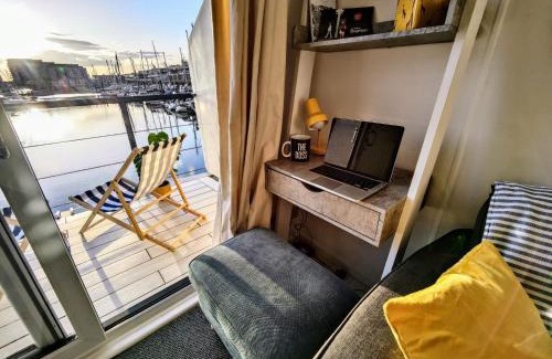 Seafront Wohnung | Tiny float home Brighton