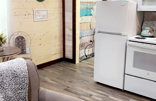 Cheboygan Kabine | Tiny ‘Garden Cottage’ Getaway in the woods! Elk Run Estates #3