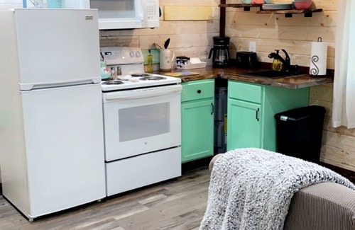 Cheboygan Kabine | Tiny ‘Garden Cottage’ Getaway in the woods! Elk Run Estates #3