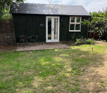 East Drayton Skihütte | Tiny home in Grade 1 listed church garden