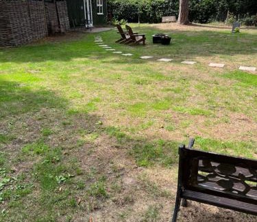 East Drayton Skihütte | Tiny home in Grade 1 listed church garden