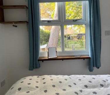 East Drayton Skihütte | Tiny home in Grade 1 listed church garden