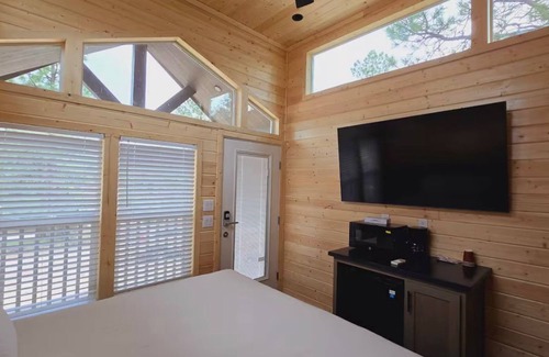 Page Kabine | Luxurious Tiny Home King Room #12B