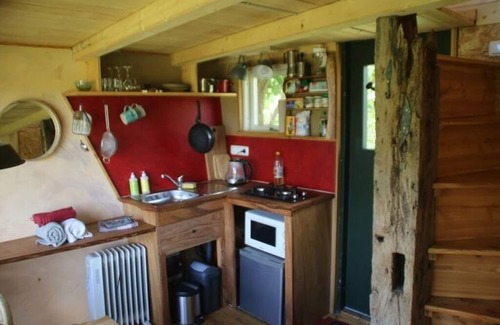 Warnow Kabine | Tiny House im Baum in winzigem ruhigem Dorf an der Seenplatte