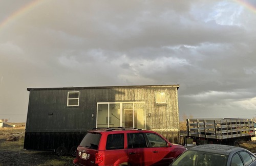 Stratford Kabine | Tiny House on Moses Lake with Dock, Boat Launch, Large deck w/ Hot Tub and grill