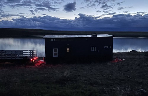 Stratford Kabine | Tiny House on Moses Lake with Dock, Boat Launch, Large deck w/ Hot Tub and grill