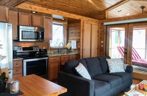 Black River Falls Hütte | Tiny House on the River