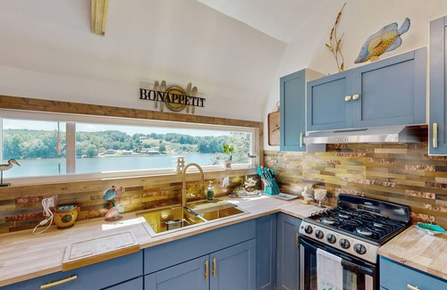 Delta Haus | Tiny House with wifi, private W/D, lake views + dog friendly