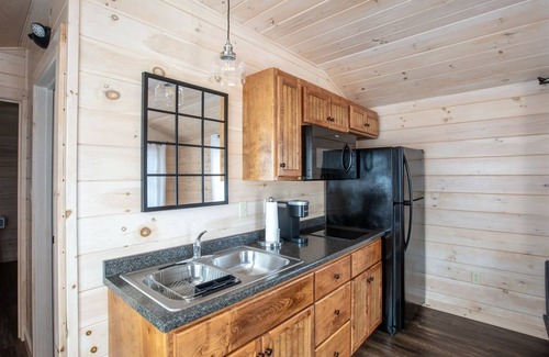 North Sebago Kabine | TITMOUSE - RESORT WITH 12 PROPERTIES. NATURAL POND FOR SWIMMING. CAFE ON SITE.