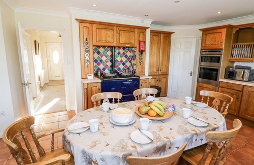 Stafford Hütte | Tixall Manor Farm