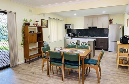 Novar Gardens Haus | TJ’s Retro Retreat between Glenelg and CBD