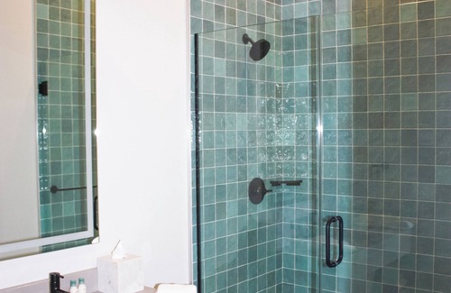 Cumming Wohnung | Toile & Bubble Blueberry Thyme Suite