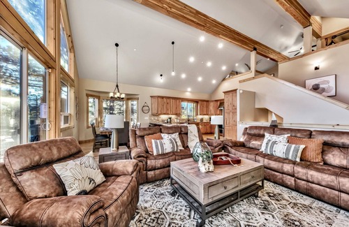 Montgomery Estates Haus | Toiyabe Luxury 6BR + Loft, 5BA, Spa,8 Min to Ski