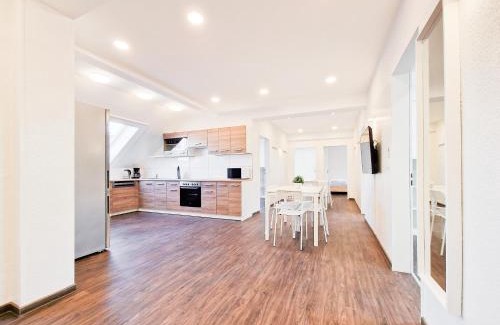 Stadtmitte Wohnung | Tolstov Apartments - City Center Apartments with 5 Rooms - 10 Min Messe DUS