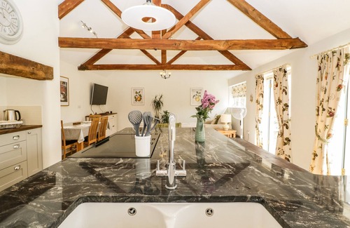 Yeovil Hütte | TOM'S BARN, pet friendly, with a garden in Yeovil, Somerset
