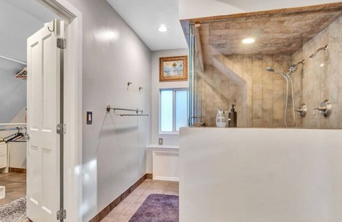 Riverside Park Haus | Tom's Two Story w/ Heated Salt Water Pool 3 bed/3bath