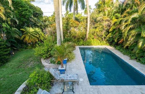 Riverside Park Haus | Tom's Two Story w/ Heated Salt Water Pool 3 bed/3bath