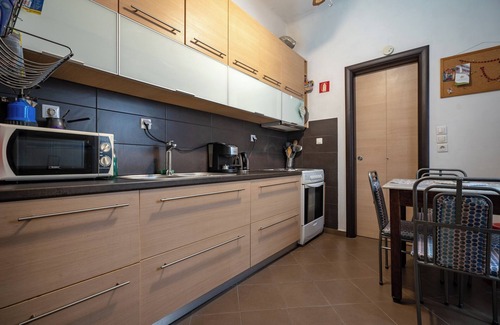 Nea Ionia Wohnung | Top-Floor Apt with Private Patio- Nea Ionia by ΜΡS