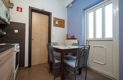 Nea Ionia Wohnung | Top-Floor Apt with Private Patio- Nea Ionia by ΜΡS