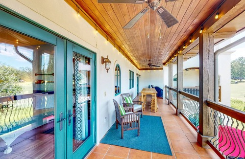 Lake Oconee Eigentumswohnung | Top-Floor Lake Oconee Condo with Fairway-View Balcony, Grill - Full Kitchen