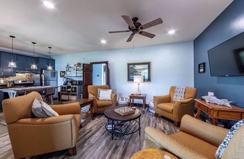 Lake Oconee Haus | Top-floor Lake Oconee condo with fairway-view balcony, full kitchen