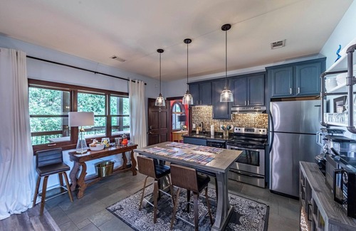 Lake Oconee Haus | Top-floor Lake Oconee condo with fairway-view balcony, full kitchen