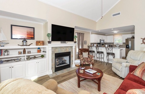 Dadeville Eigentumswohnung | Top-Floor Lakefront Condo – Heated Pool, Boat Dock & Sunset Views