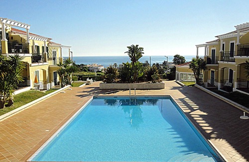 Alporchinhos Wohnung | First Floor Apartment in Prime Position with Ocean and Pool Views