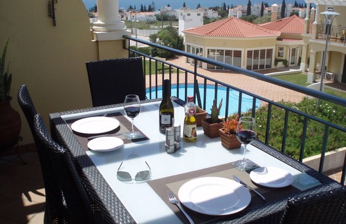 Alporchinhos Wohnung | First Floor Apartment in Prime Position with Ocean and Pool Views