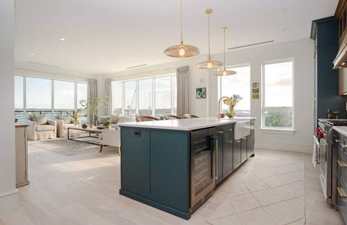 Portland Eigentumswohnung | TOP-FLOOR PENTHOUSE at Hobson's Landing. Sweeping views of Portland's Harbor.