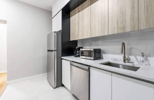 Central Park South Wohnung | Top Notch 2-Bed/2-Bath in UES Mins to Central Park