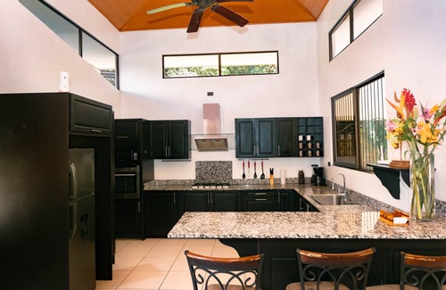 El Cerro Haus | Great location, fully equipped house with great views